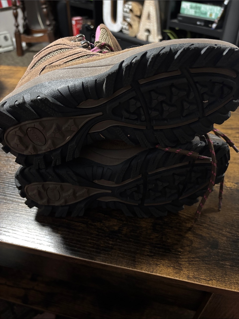 BearPaw Women’s ridgewood suede hiking boots. - Picture 7 of 7